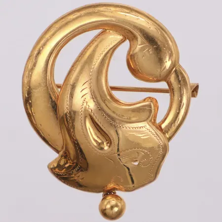 Brosch, längd 40,6mm, bredd 30,5mm, bucklor, 18K  Vikt: 3,8 g