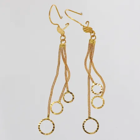 Ett par örhängen med facetterade detaljer, 70x9mm, 21K Vikt: 3,1 g