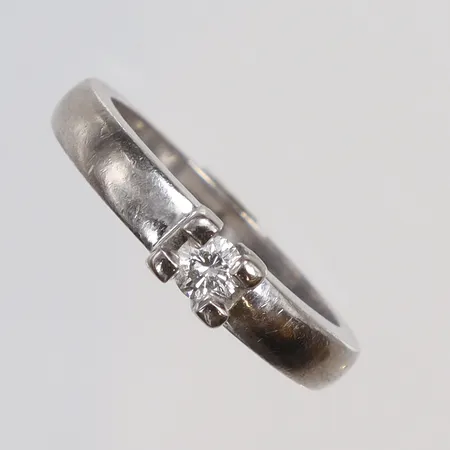 Ring med diamant 0,17ct, bredd 2mm, gravyr, vitguld, 18K   Vikt: 6 g