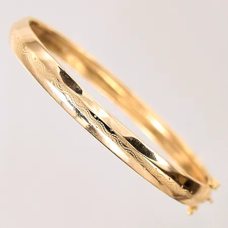 Armring med dekor, Ø65mm, bredd: 7mm, smärre sprickor, 18K  Vikt: 14,1 g