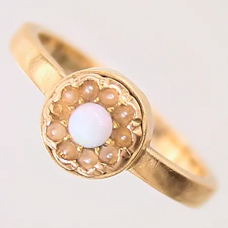 Ring med opal samt odlade pärlor, stl 17, bredd 2-8mm, pärlor med slitage, en pärla saknas, 18K  Vikt: 3,9 g