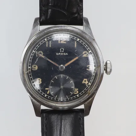 Herrur, Omega, Ø34,5mm  refnr. 2383-5, serienr. 10739090, cal. 30T2PC, ca år 1944, manuell uppdragning, sekundvisare, svart urtavla, läderband ej original, bruksslitage, spricka i glaset  Vikt: 0 g