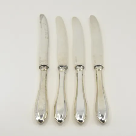 4 smörgåsknivar, längd 16½ cm, blad i silver, fyllda skaft, 830/1000 silver. bruttovikt 91,5g Vikt: 91,5 g