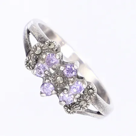 Ring med lila stenar och markasiter, stl 18½ bredd 2-8mm, silver 925/1000 Vikt: 3,1 g