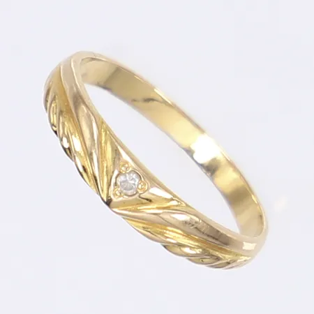 Ring med vit sten, stl 20, bredd 2-4mm, gravyr (ej personlig), 14K Vikt: 3,1 g