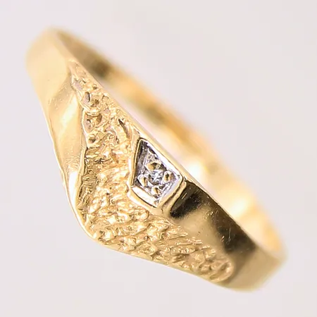 Ring med dekor samt diamant ca 0,005ct, stl 16¾, bredd 1,5-6mm, något skev skena, 18K  Vikt: 1,9 g
