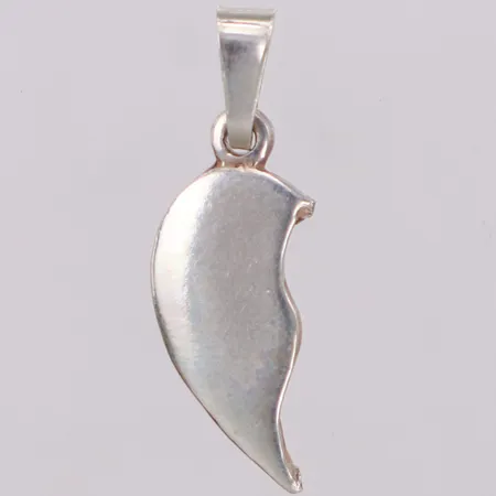 Hänge hjärthalva, längd 24,7mm, bredd 8,2mm, silver 925/1000 Vikt: 1,1 g