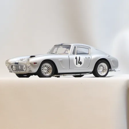 Modellbil Universal Hobbies, Ferrari 250 GT, Skala 1:18, längd 23cm, visst slitage, made in China, metall samt plast Skickas med paket.
