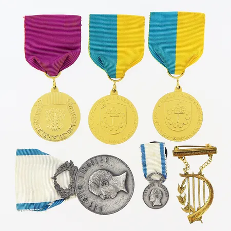 5 medaljer med tygband, 1 brosch, allt med gravyr, bruttovikt 88,4g, silver 830/1000.