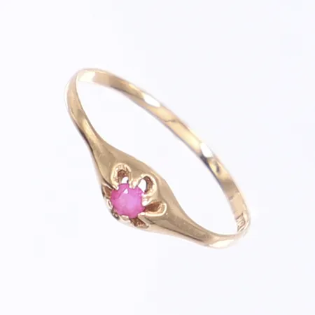 Ring med röd sten, stl 17½, bredd 1-5mm, bucklig skena, 18K Vikt: 1,1 g