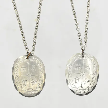 2 hängen i tenn, Sameslöjd, stämplade EK, 2 kedjor i metall, längd ca 66 cm. Vikt: 0 g