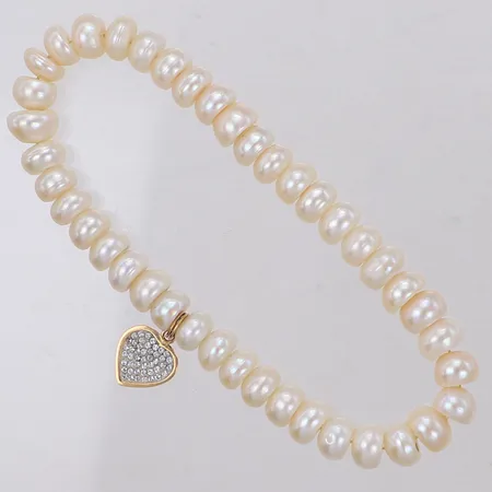 Armband med odlade knappformade pärlor ca Ø6,6-7,8mm, flexibel gummitråd, berlock med strasstenar i 18K Vikt: 13,4 g