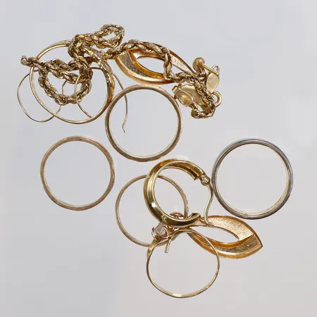 Diverse guld, ringar, örhängen, kedja, gravyr/defekt, 18K Vikt: 22,1 g