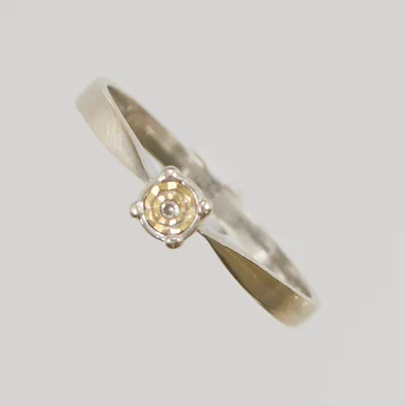 Ring med diamant 1 x ca. 0,01ct, Ø16¼, bredd: 1,6mm, vitguld, rodieringsbehov, 18K, 1,5g.