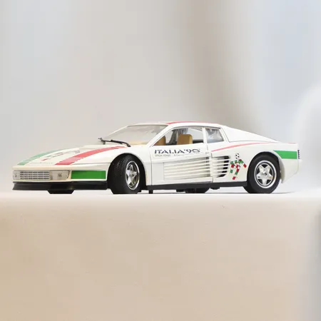 Modellbil Burago, Ferrari Testarossa Specialutgåva "Italia '90", Skala 1:18, längd 24cm, visst slitage, made in Italy, metall samt plast Skickas med paket.