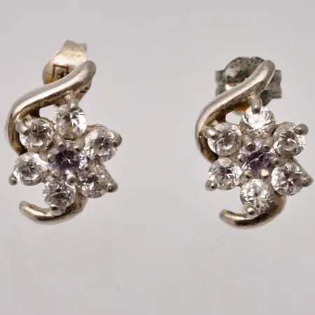 1par örhängen i silver, mått 11x15,6mm, 7st vita stenar, mått Ø3mm, 925/1000, 1st snurrebuss är oäkta, vikt 4,36g.