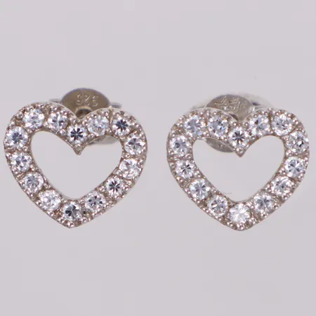 Ett par örhängen, hjärtan med vita stenar, längd 12mm, bredd 10,4mm, silver 925/1000 Vikt: 2,8 g