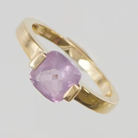 Ring med ametist, Ø17, bredd: 2-7mm, Guldfynd, 18K, 3,0g Vikt: 3 g