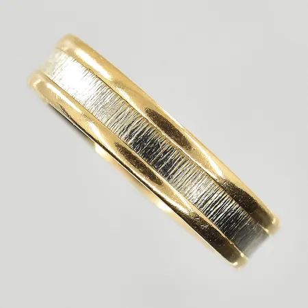 Ring, stl 16, bredd 4 mm, 18K. Vikt: 4,7 g