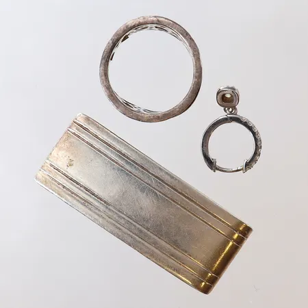 Silverskrot, defekt, skevt, innehåller stenar. 925/1000 silver  Vikt: 27,8 g