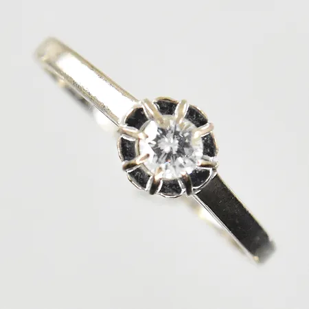 Ring med diamant 0,16ct, stl 16½, bredd 1-6 mm, vitguld, 18K. Vikt: 1,8 g