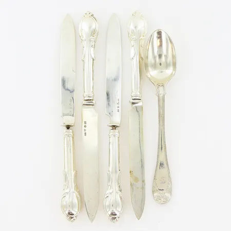 4 fruktknivar, fyllda skaft, defekter, 1 sked, defekter, silver 830/1000 Vikt: 139 g