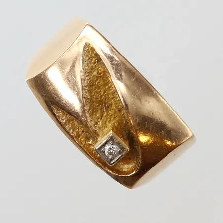 Klackring med briljantslipad diamant 1 x ca 0,03ct, stl: 19¼, bredd 4-12mm, 14K.  Vikt: 8,1 g