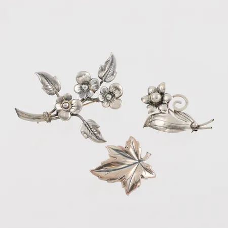 Broscher 3 st bla Kaplan och Vicson, längd ca 3.5-7 cm, silver. Vikt: 17 g