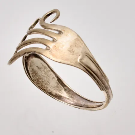  Armring i silver, Gaffel, 17cm, bredd 4,8-39,7mm, 830/1000, vikt 37,94g.