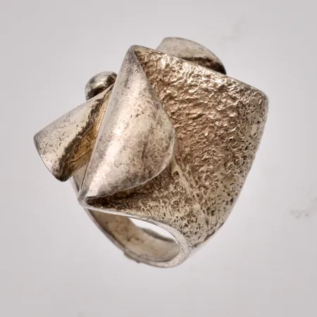 Ring i silver, stl 17, bredd 4,1-30mm, vikt 15,47g.