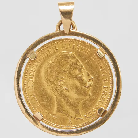 Hänge med infattat guldmynt, 20 Mark, Wilhelm II, Preussen, 1895, 900/1000, 21,6K, ram samt ögla i 18K, 33,4x26,4mm, bruttovikt 11,4g Vikt: 11,4 g