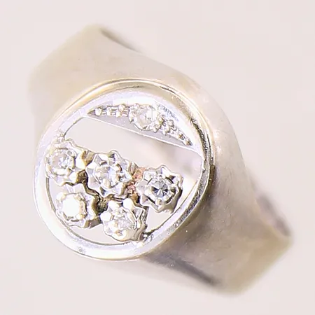 Ring med 8/8-slipade diamanter 6 x ca 0,01ct, stl: 15¼, bredd: 3,6-11,5mm, personlig gravyr, vitguld, 18K  Vikt: 3,1 g