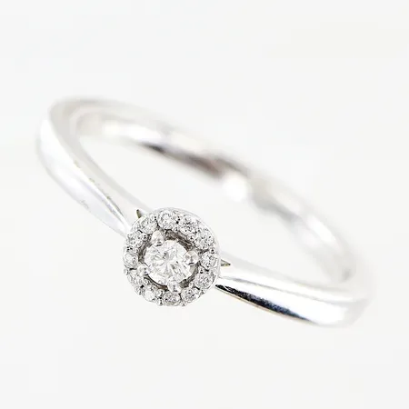 Ring, diamanter 1 x ca 0,05ct, ca 12 x ca 0,005ct, stl 16¾, bredd 2-5mm, 18K Vikt: 3,3 g