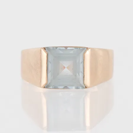 Ring med sten, Svedbom Vetlanda, storlek 17 mm, bredd 3.5-8.1 mm, 18k. Vikt: 4,4 g