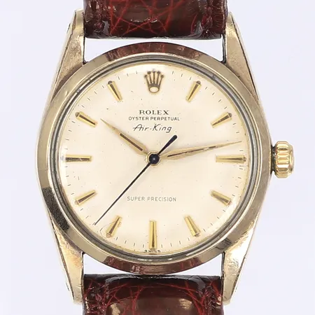 Herrur Rolex Oyster Perpetual Air-King Super Precision, Ø34mm, automat, ref. 5516, cal. 1530, verknummer 35036, gulddubblé 40 mikrometer, vit urtavla med alfa-visare, blånerad sekundvisare, rött läderband, med box, mycket sliten dubblé, tickar men ej testad för tidshållning Vikt: 0 g