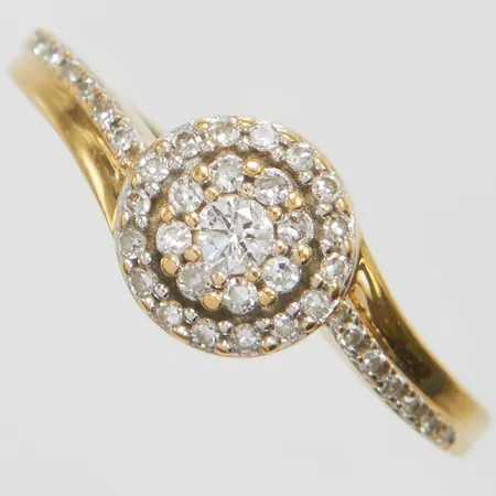 Ring med 37 diamanter 0,27ctv enligt gravyr, några 8/8-slipade, Ø19, bredd: 1,4-8,1mm, GHA, skev skena, 18K Vikt: 2,7 g