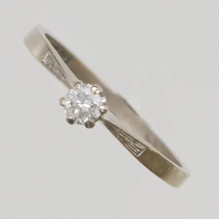 Ring med briljantslipad diamant 0,20ct enligt gravyr, Ø18¾, bredd: 1,8mm, vitguld, 18K, 2,7g.