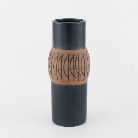 LISA LARSON. Vas ur serien "Granada", Gustavsberg, höjd 23 cm. Vikt: 0 g Skickas med postpaket.