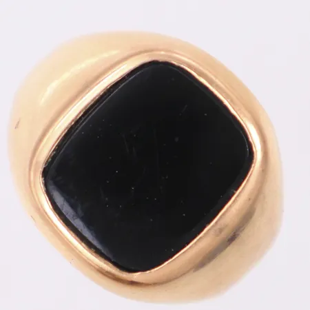 Klackring med svart sten, stl 17¾, bredd 2,7-16,3mm, skev, ostämplad, 18K Vikt: 7,3 g