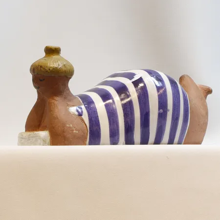 Figurin Beata, formgivare Lisa Larson för Gustavsberg, ur serien ABC-flickorna, i produktion mellan 1958-73, höjd ca 9cm, längd ca 19cm, signerad Lisa.L