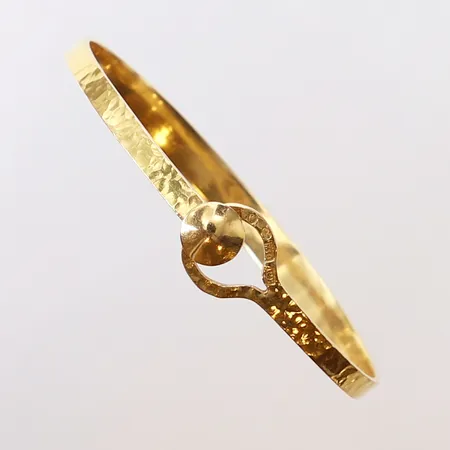 Armband med hamrad dekor, innermått 17cm, ca 58mm, bredd 3,5-6mm,  Björkman & Magnell Hb Guldsmedsat, år 1986, 18K Vikt: 12 g