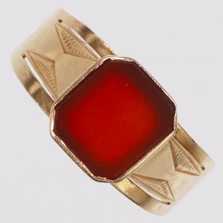 Ring, röd sten, stl 17¾, bredd 3,3-9,3mm, skev, Albertini Rudolf, år 1916, lödning/lagning, 18K Vikt: 2,3 g