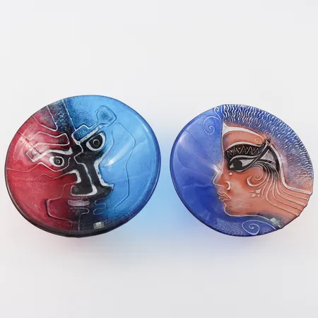 Skålar 2 st konstglas, Målerås Mats Jonasson, diameter ca 17-18 cm + vas Mats Jonasson "Kubik", höjd ca 16 cm. Vikt: 0 g Skickas med postpaket.