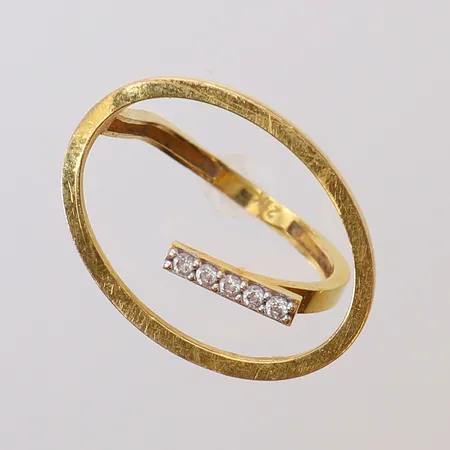 Ring med vita stenar, stl 18¼, bredd 2-19,5mm, bucklor på skena. 21K  Vikt: 3,9 g