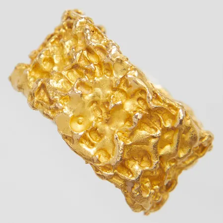 Ring, Ø18, bredd: 11-11,5mm, spricka på insidan av skenan, 18K. Vikt: 10,8 g