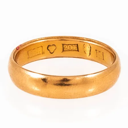 Graverat guld i 20K. Vikt: 6,7g. 