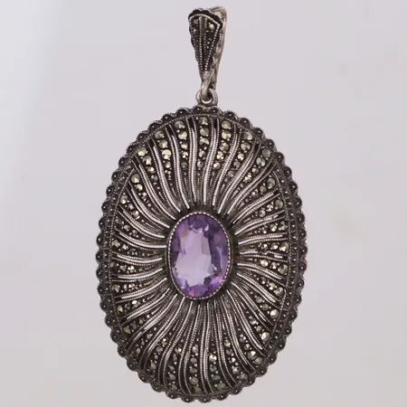 Hänge med ljuslila sten och markasiter, längd 48,3mm, bredd 25,8mm, silver 835/1000 Vikt: 9,5 g