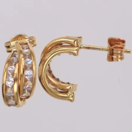 Ett par örhängen med vita stenar, längd 12mm, bredd 5,8mm, 18K  Vikt: 1,8 g