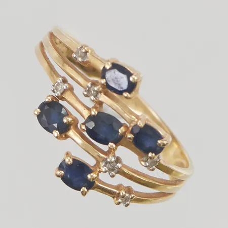 Ring med diamanter 6 x ca. 0,0025ct samt safirer, Ø19, bredd: 2,3-14mm, 18K, 3,0g.