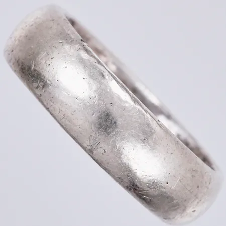 Ring, slät, stl: ca 15½, bredd: ca 5mm, skev/graverad, 925/1000 Silver Vikt: 5,5 g